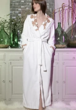 Plüsch-Hausmantel NEIGE mit Spitze von Marjolaine