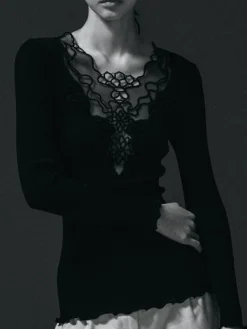 Rippjersey Langarmshirt mit Blumenspitze in schwarz von Oscalito