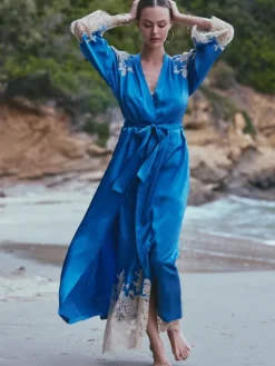 Seide Morgenmantel lang APPOLINE in azurblau mit Spitze Marjolaine