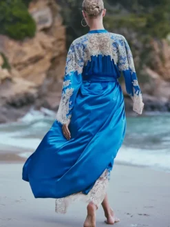 Seide Morgenmantel lang APPOLINE in azurblau mit Spitze Marjolaine