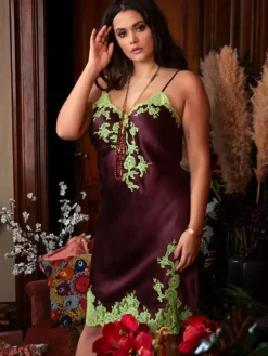 Seide Nachtkleid GEMMA No. 5 mit Spitze aubergine Marjolaine