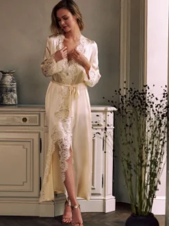 Stretchseide Morgenmantel RUBY mit Spitze von Marjolaine