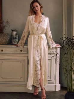 Stretchseide Morgenmantel RUBY mit Spitze von Marjolaine