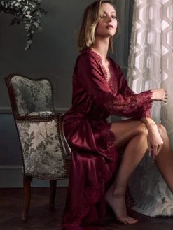 Stretchseide Morgenmantel RUBY mit Spitze von Marjolaine