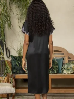 Stretchseide Nachtkleid REINE schwarz mit Spitze von Marjolaine