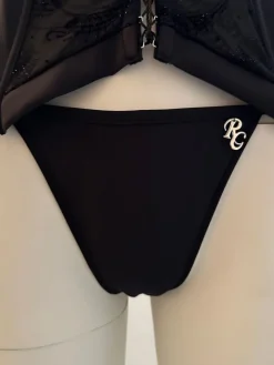 String Tanga SUAVIS in schwarz von RCrescentini