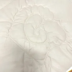 Vierjahreszeiten-Bettdecke mit Schafwolle von Sannwell