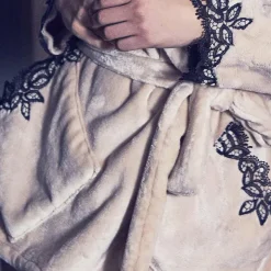 Warmer Hausmantel FREDA lang mit Spitze Marjolaine