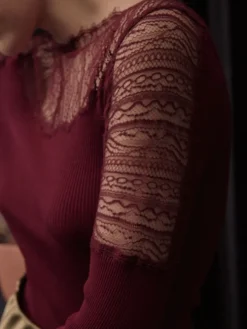 Wolle-Seide LANGARMSHIRT gerippt weinrot mit Spitze von Oscalito